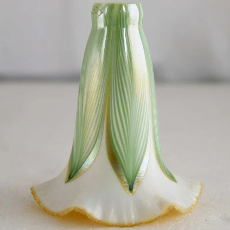 Античная стеклянная лампа оттенка зеленого белого и золотого цвета натянутое перо