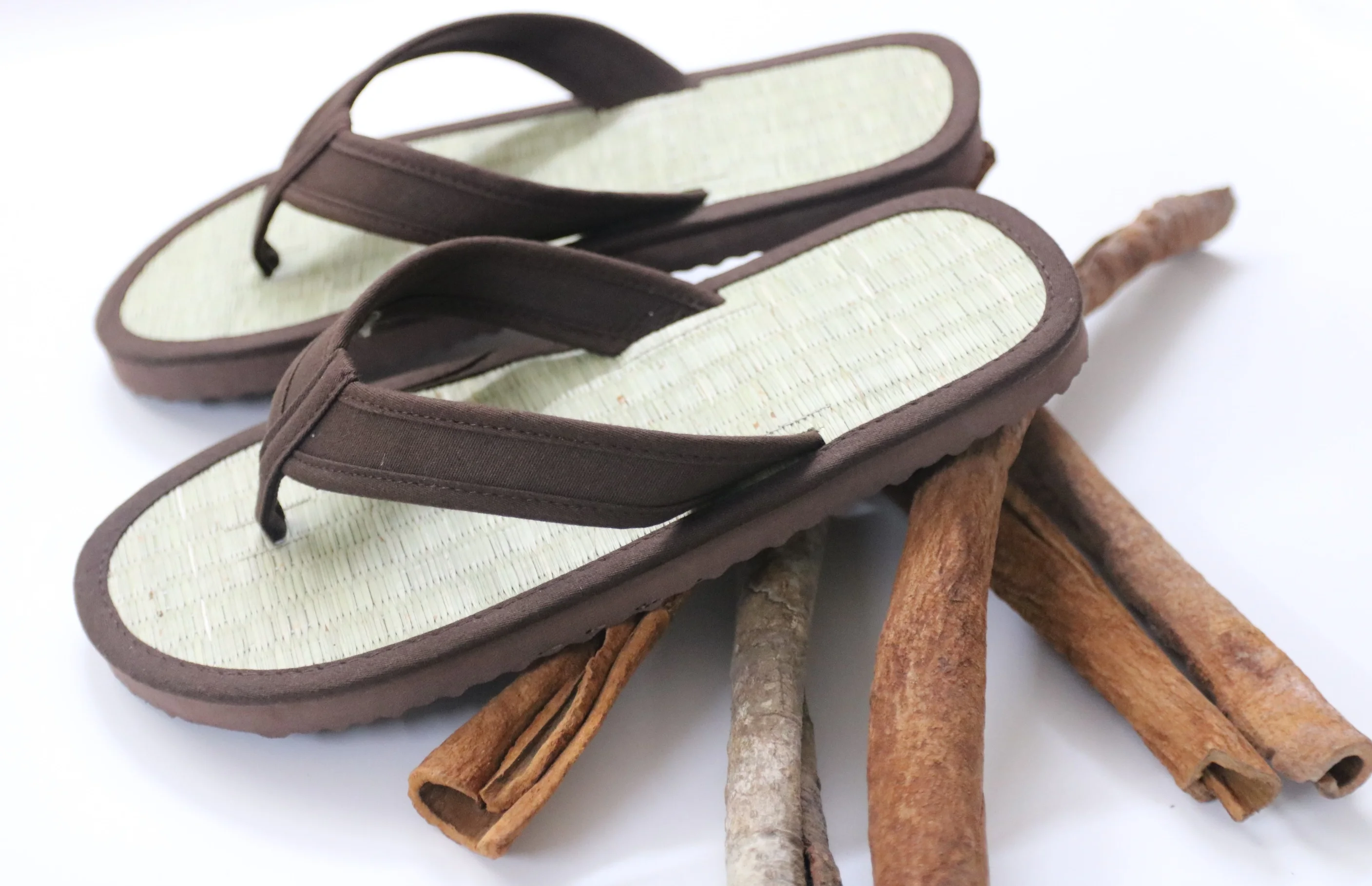 High Quality Super Light Durable Seagrass Cinnamon Slides Massage Flip Flops Slippers Ladies Men Beach Usage Rubber Winter