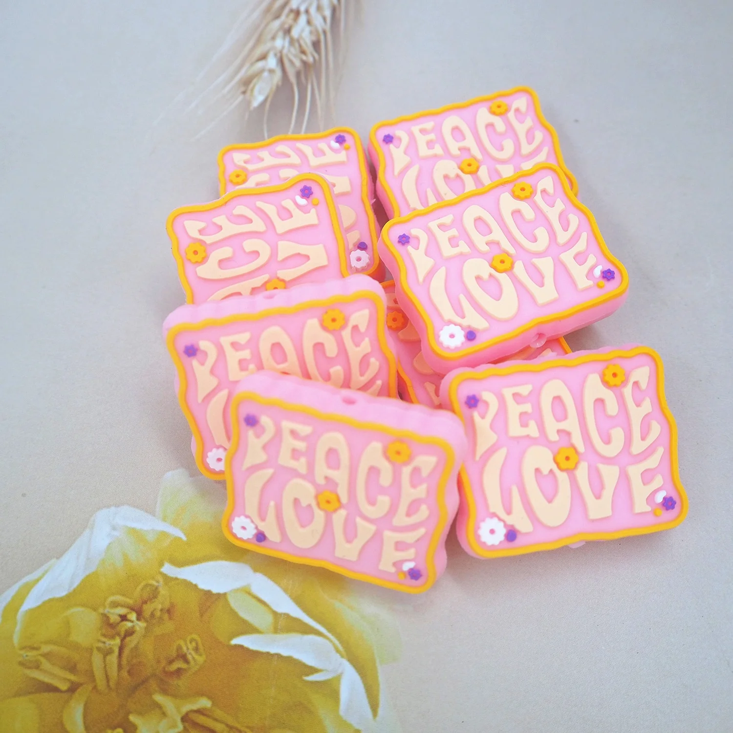 Best Selling Food Grade DIY Pacific Chain Beaded Pen Accessory Peach Love Charms Focal Beads Pen