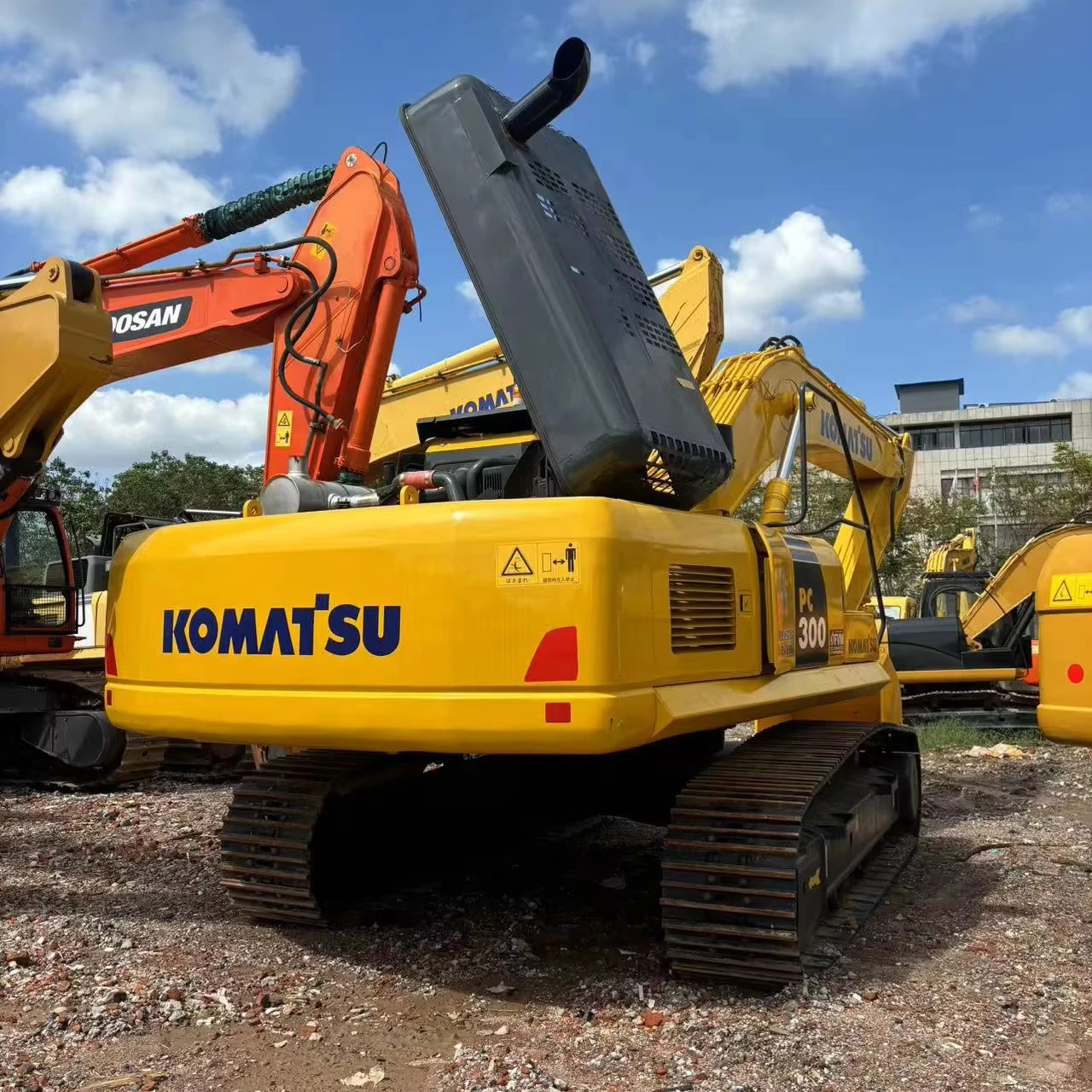Used second-hand excavator earth-moving machinery komatsu pc300-7 of sale
