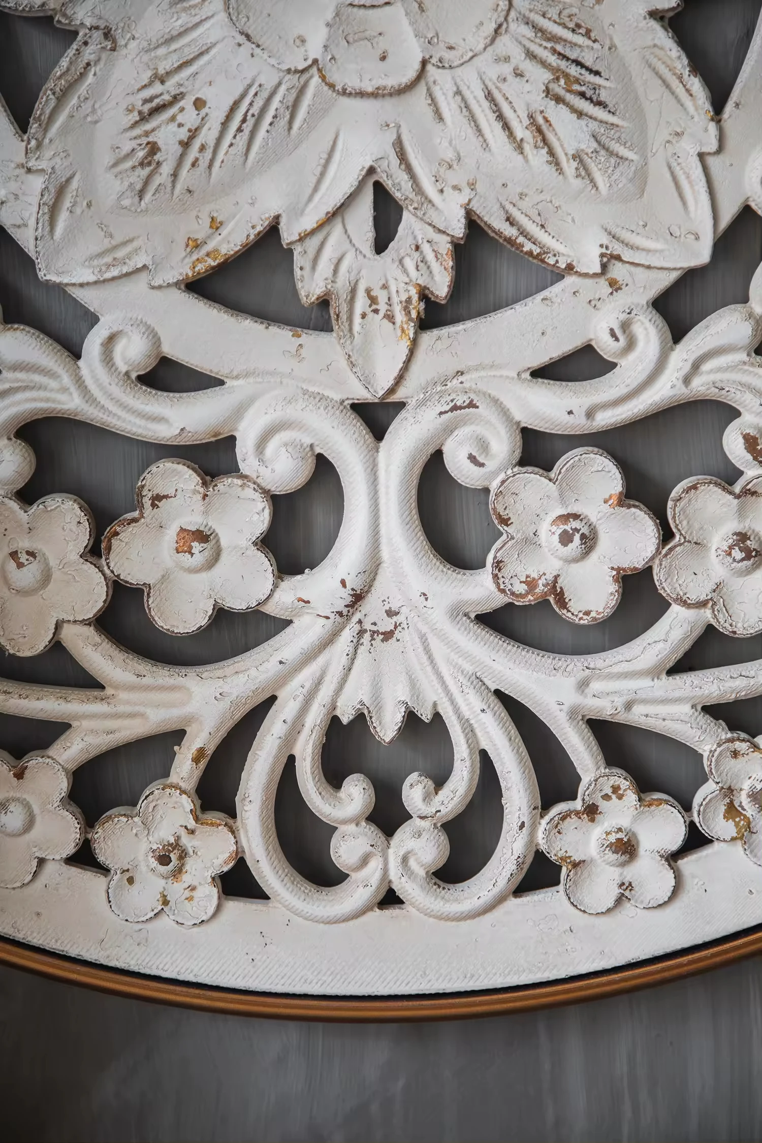 Essent Handmade Home Decor Antique White Wooden Paneling Carved Round Wall Trim Wall Panel Carved Circular Decoration