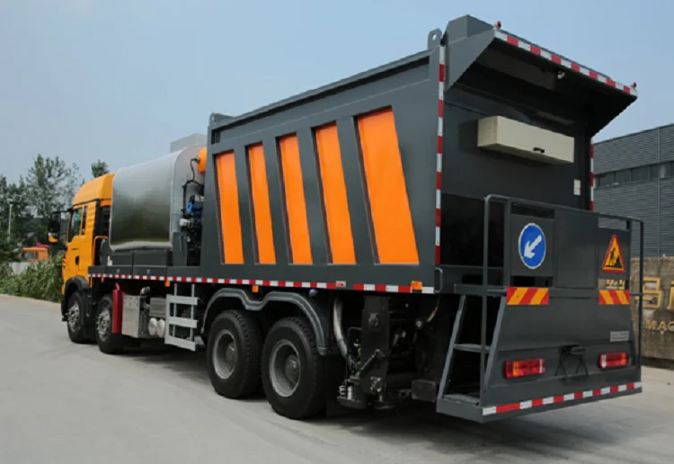 Asphalt Gravel Paving Road Repairing Spreading Truck Synchronization Seal Coat Road