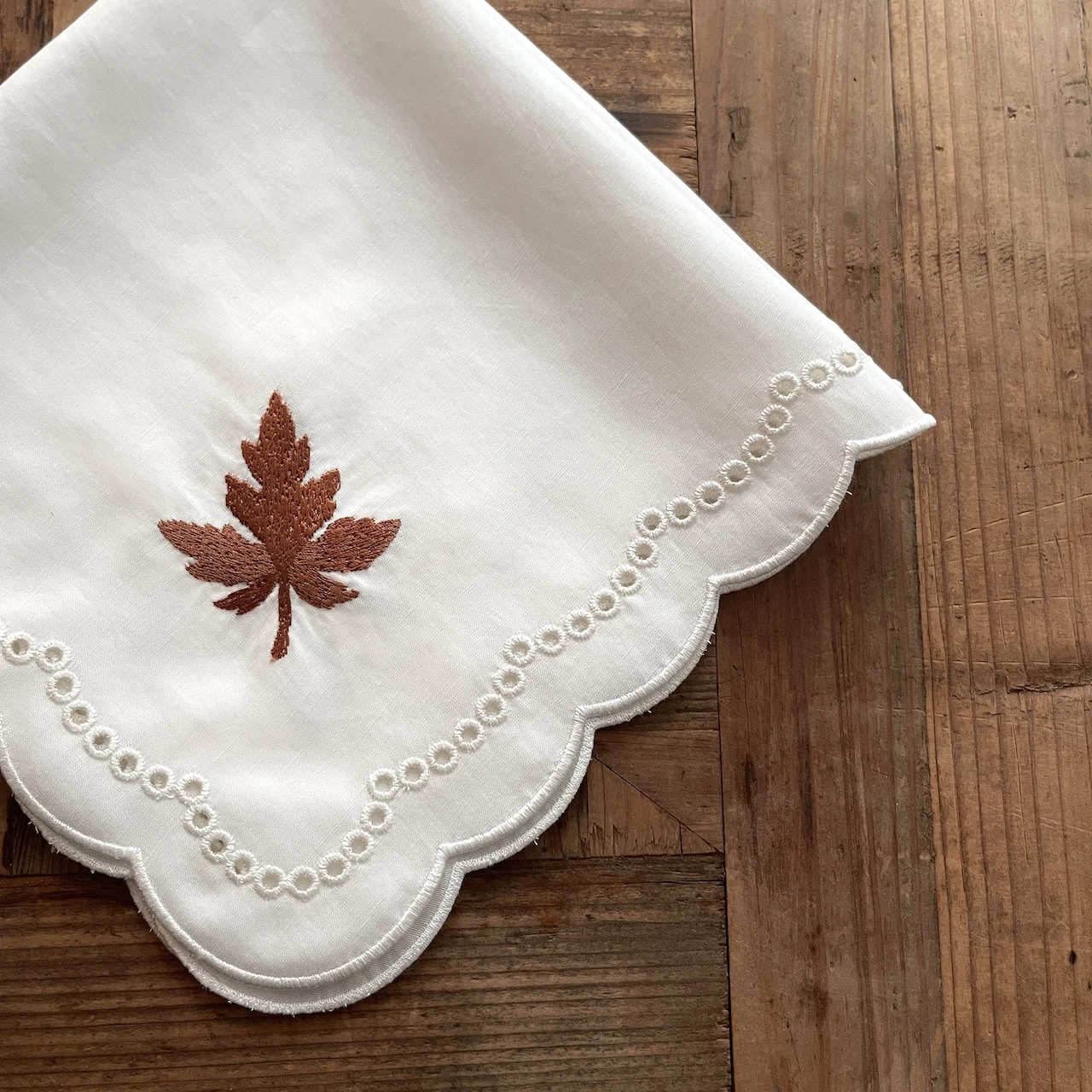 Europe Style Natural Linen Napkin Scallop Hem Laser Embroidered Maple Leaf for Home Dining Table Wedding Party Decoration