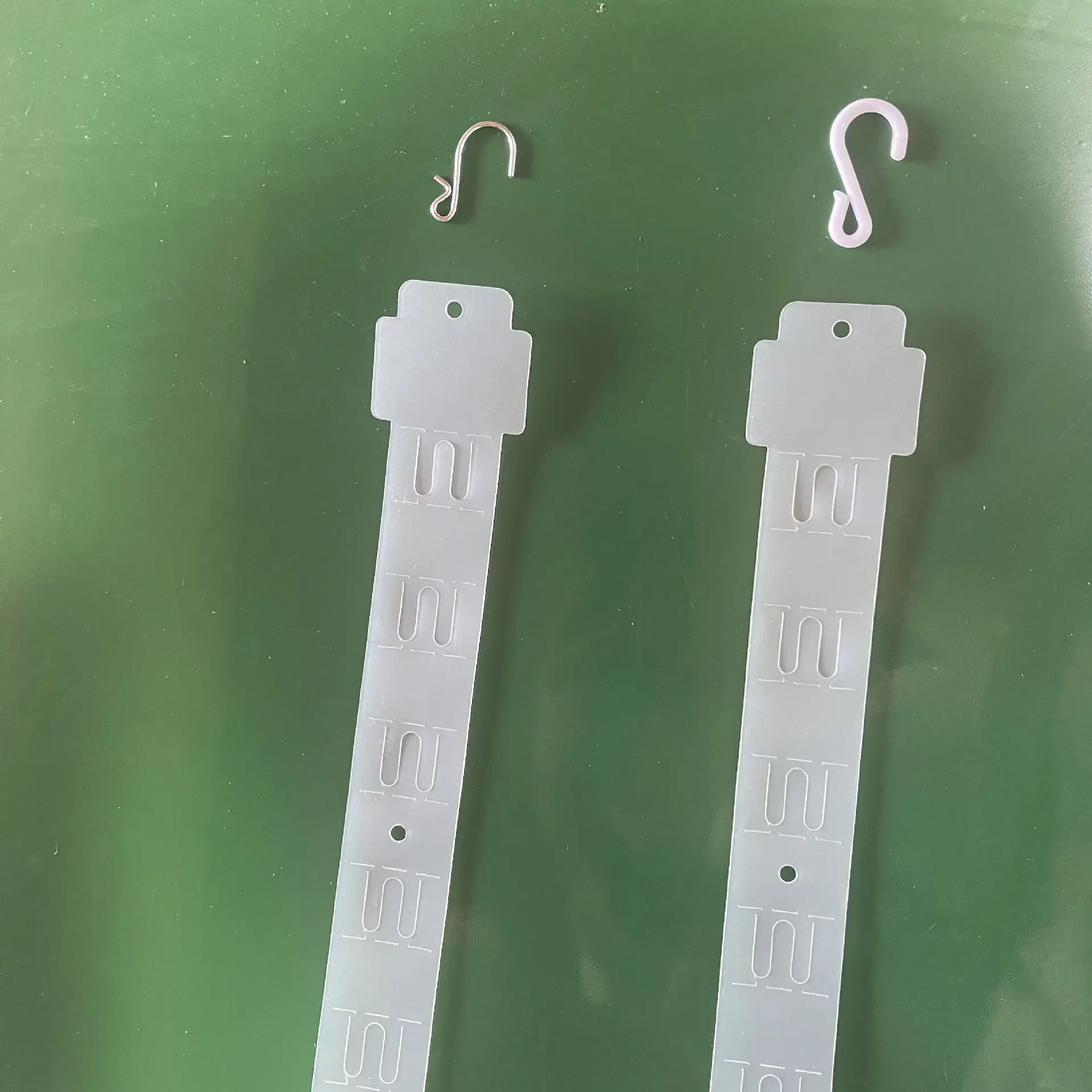 Вешалка для супермаркета для пластиковых дисплеев