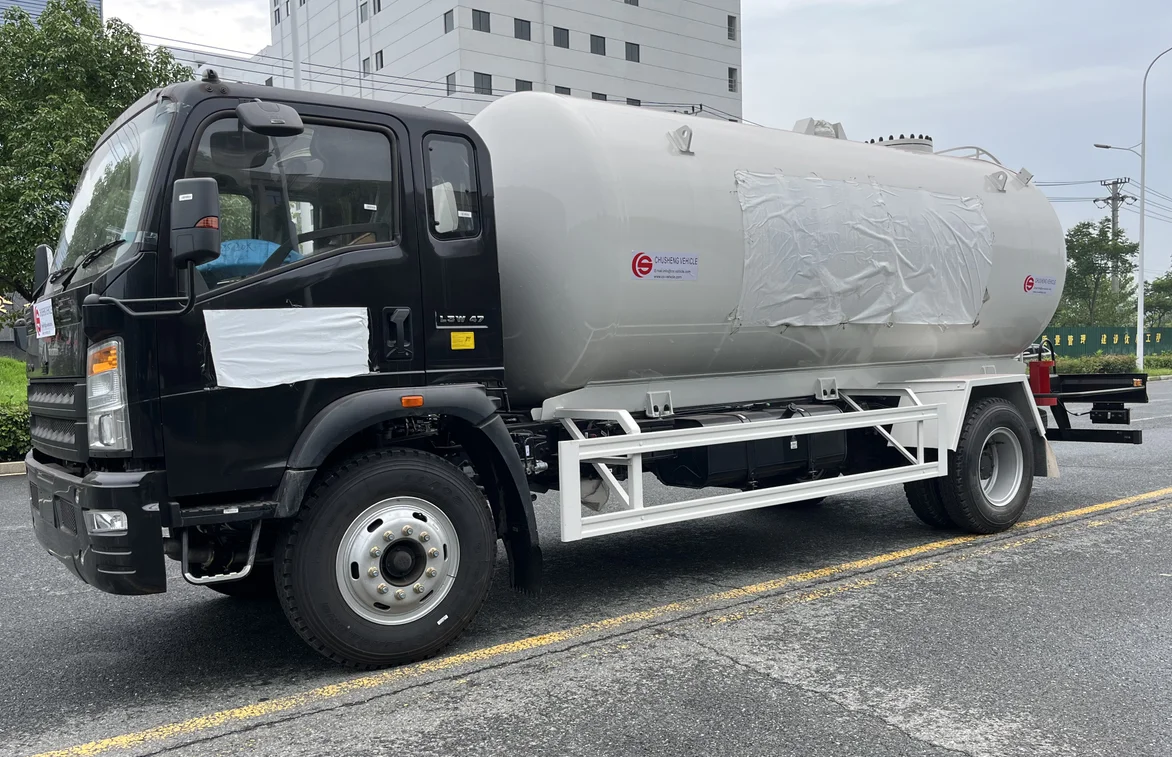 CRRC produce HOWO 4x2 6 Wheel Bobtail LPG Truck 15M3 15000L 7.5T 7.5Tons LPG bobtail truck For Filling LPG Gas Cylinders on sale