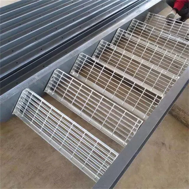 Лестница из оцинкованной стали с лестницей и