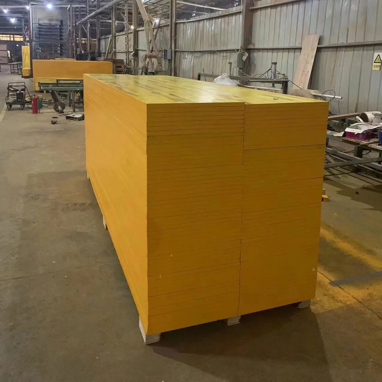 LIVL Formwork 21/27mm spruce 3-ply panels concrete yellow shuttering three panels film faced plywood