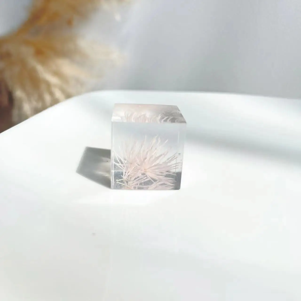 Resin Figurine Flower Decorations Handcrafted Real Preserved Flower In Resin Transparent Cube For Home Decoration