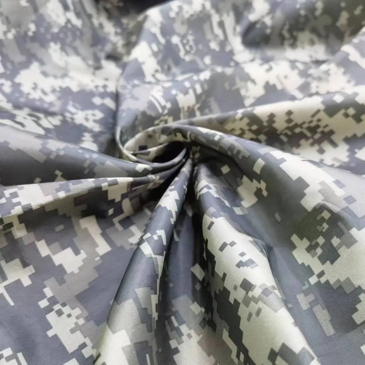 Hot Selling Camouflage Print Plaid Polyester Taffeta Fabric For Waterproof Clothing