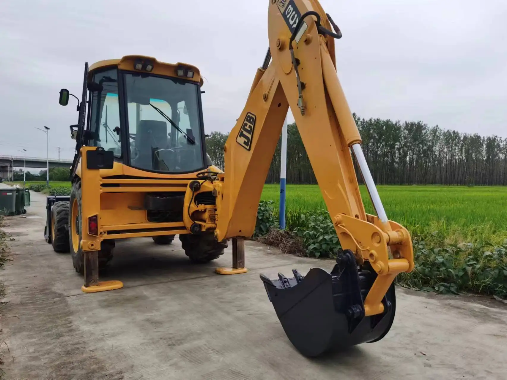 High quality and low price second-hand loader jcb 3cx is practical and cost-effective