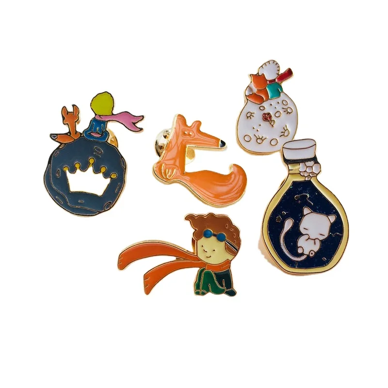 Crowns, planets, little foxes and other cartoon metal pins. Full of Japanese style, they are a great choice for accessories.