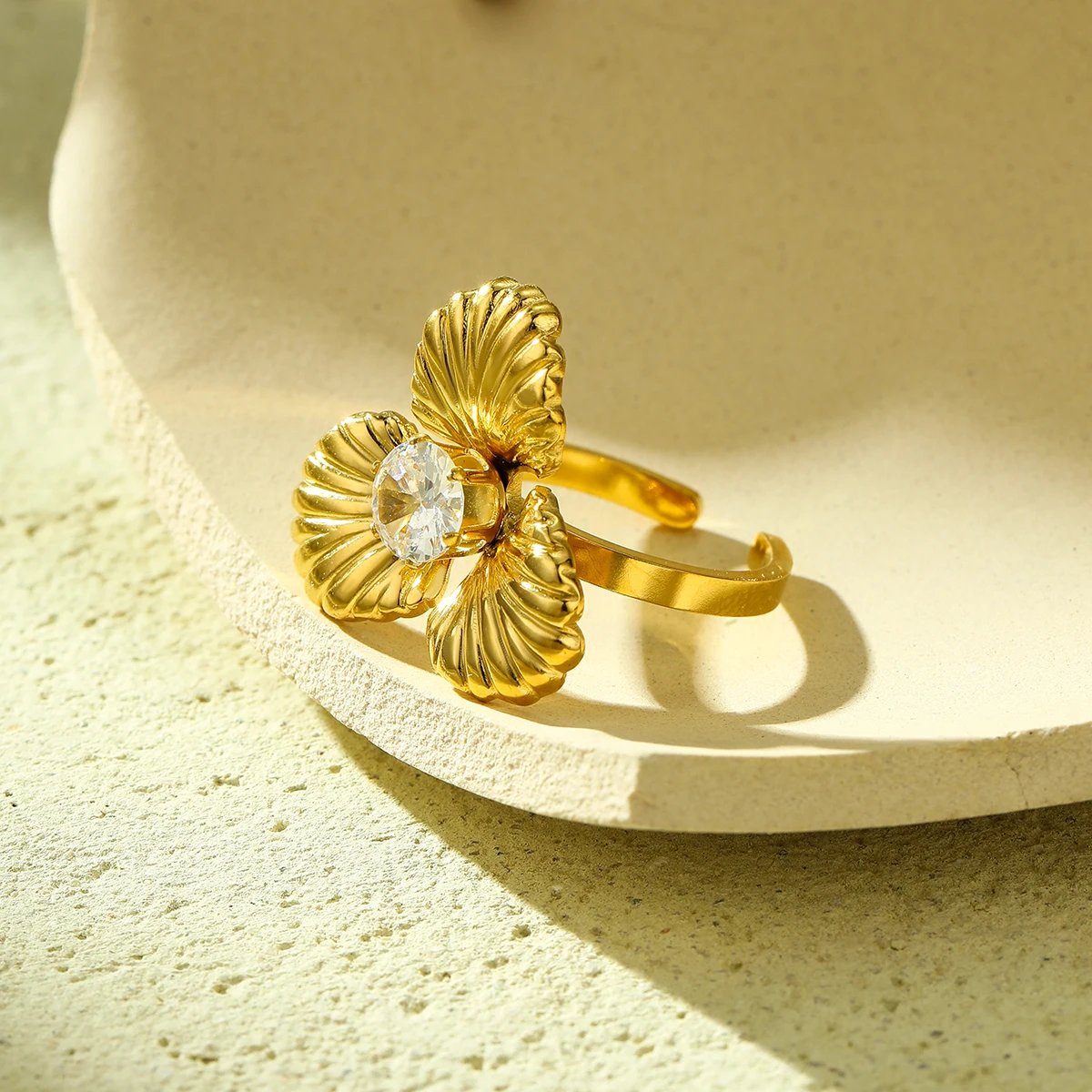 High quality stainless steel 18K PVD gold-plated clover ring with inlaid rhinestone fashion crystal flower ring for women