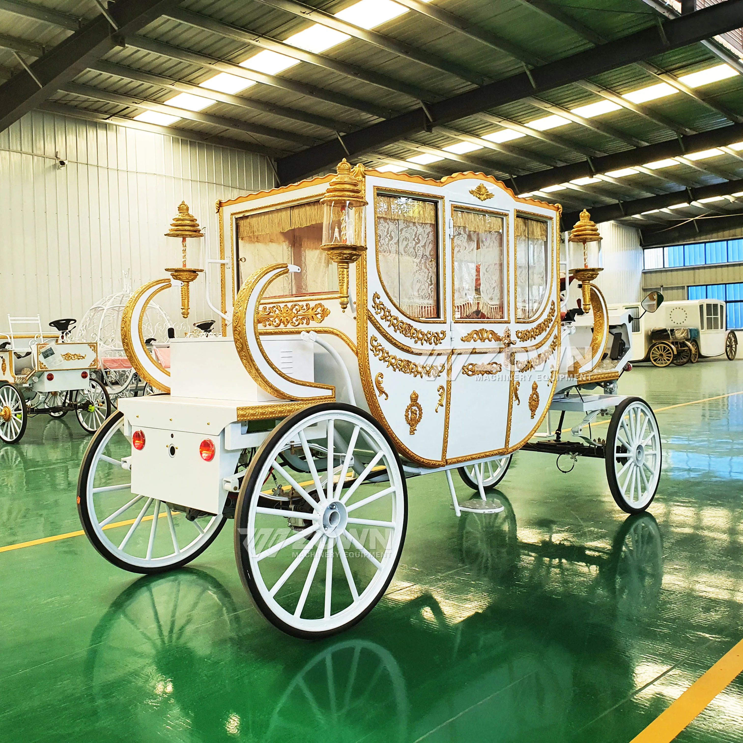Horse carriage Victoria Luxury royal with led light Life-size Horse carriage royal Sightseeing in the royal carriage
