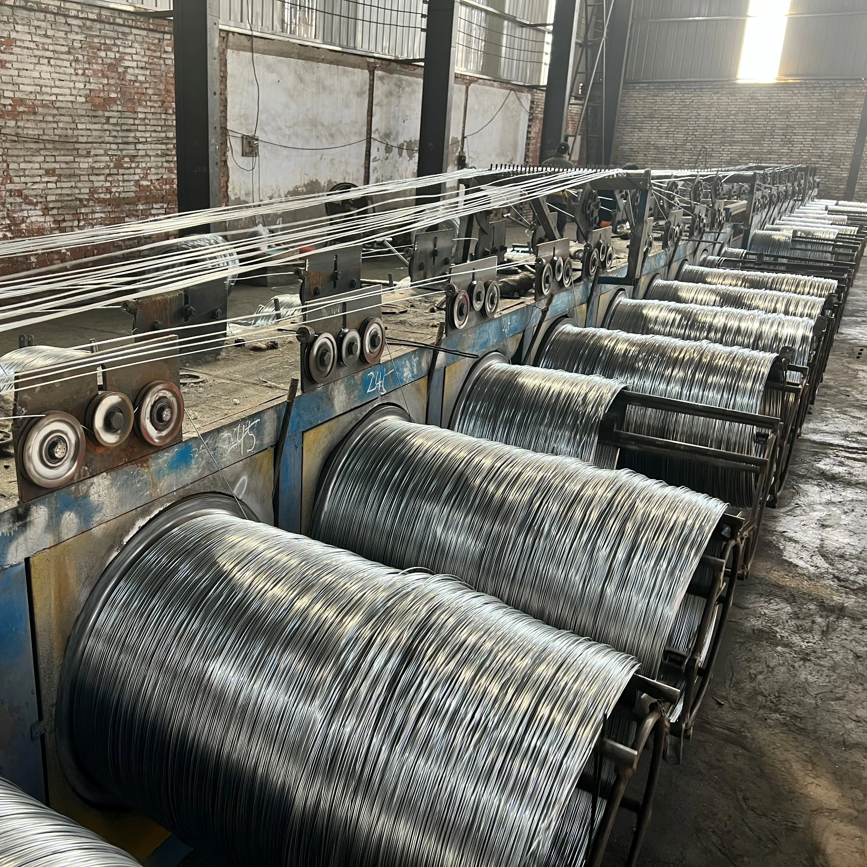 Прямые продажи с завода высококачественная оцинкованная стальная проволока Q195 Q235 сырье для изготовления ногтей высокоуглеродистая