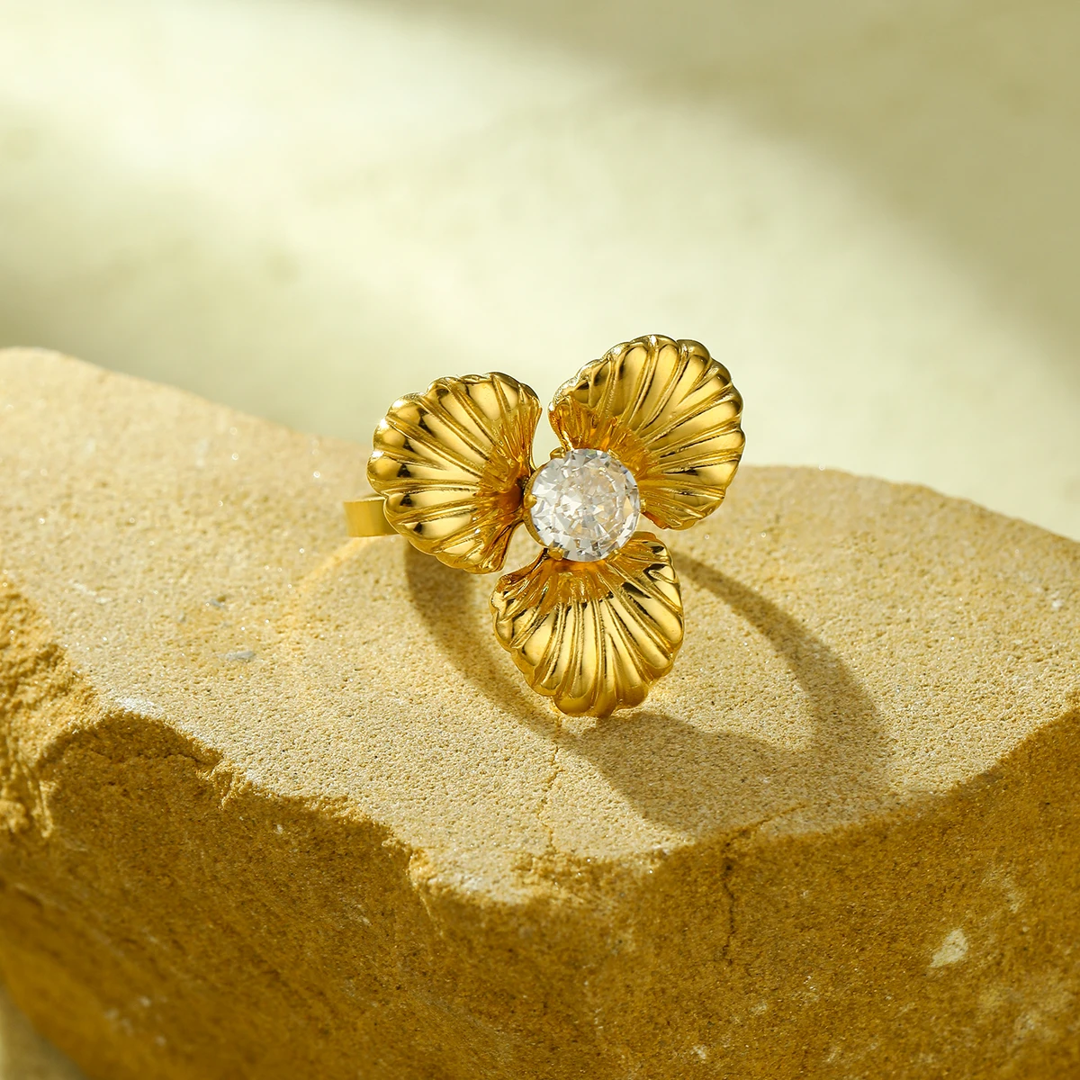 High quality stainless steel 18K PVD gold-plated clover ring with inlaid rhinestone fashion crystal flower ring for women