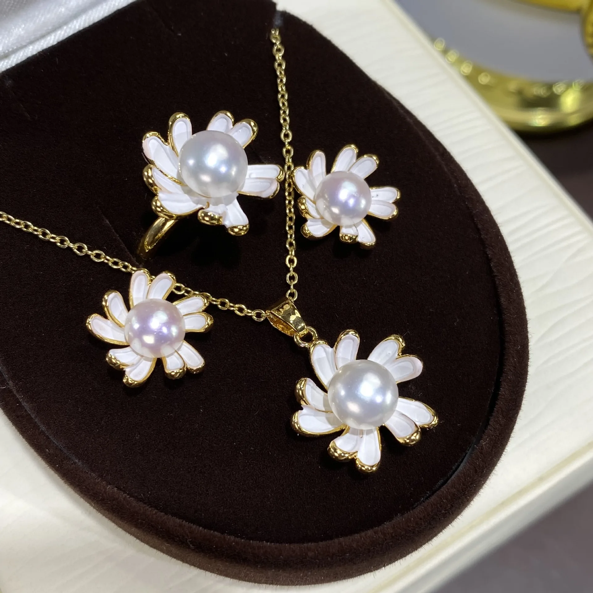 Wholesale White Shell Daisy Pearl Necklace Earrings 18K Gold Plated Shell Flower Fresh Water Pearls Jewelry Set