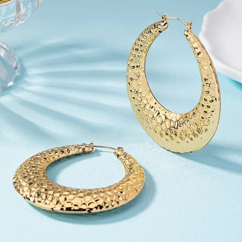 Fashion simple brand gold metal pounding texture circle earrings street photo C-shaped chunky hoop earrings jewelry for women