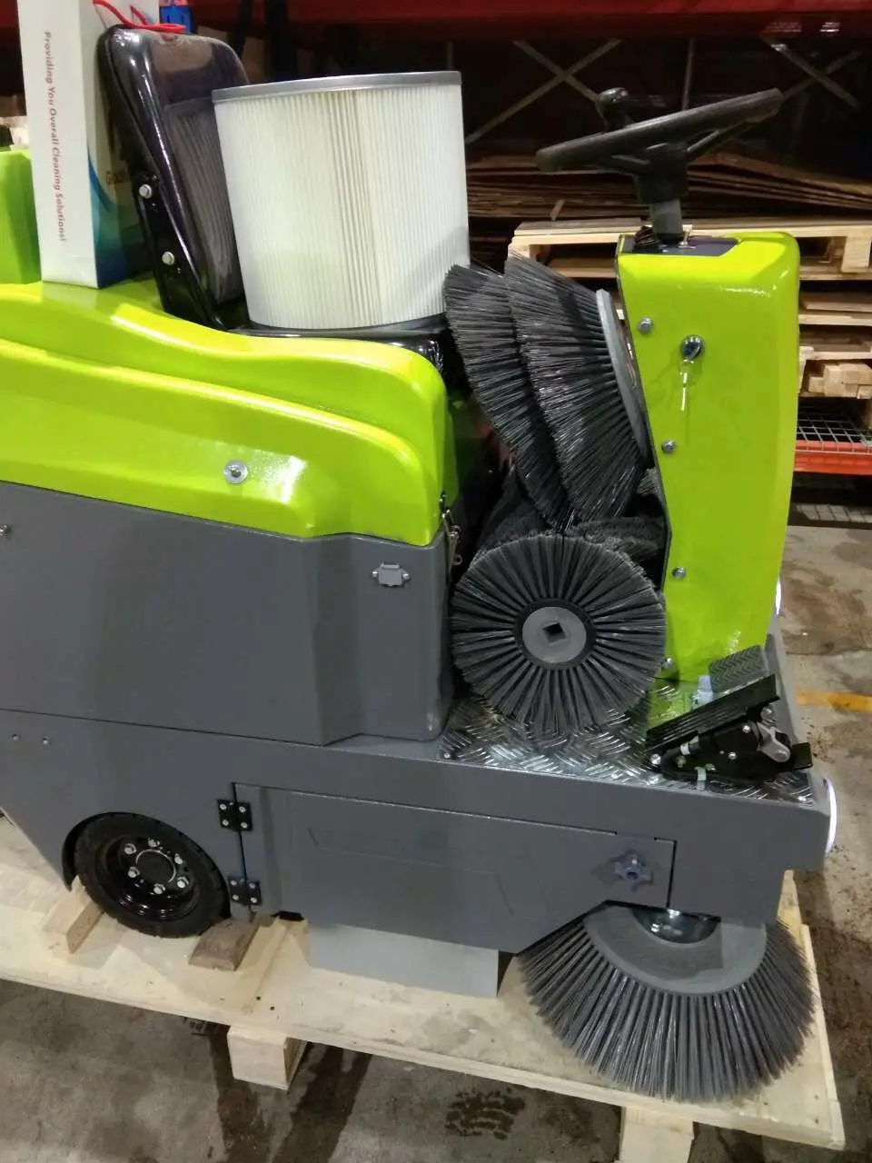 China Battery-powered ride-on floor sweeper, left side brush road sweeping machine