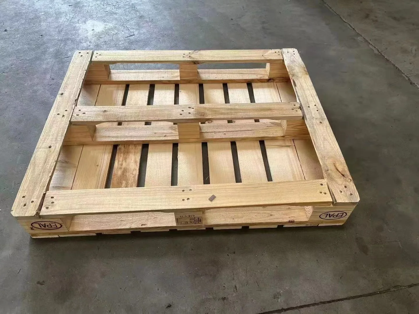 Heavy duty economic 4 way entry wood reinforced durable wood pallet for warehouse storage