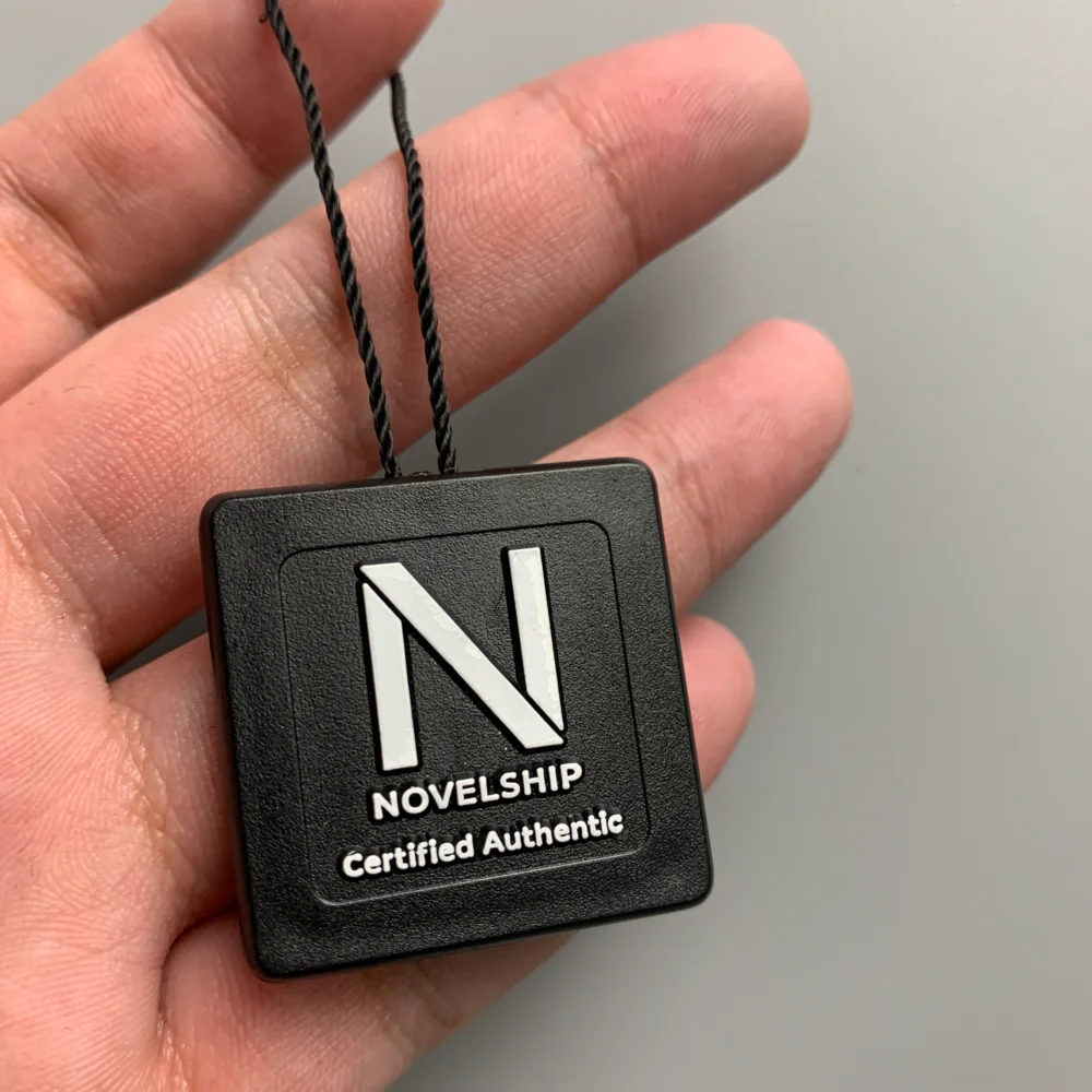 Custom New Design Embossed Logo Luxury Black Garment Plastic Hang Tag String for Clothing