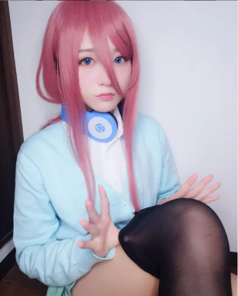 Ainizi synthetic Japanese anime The Quintessential Quintuplets series character of Nakano Miku cosplay wig with model show