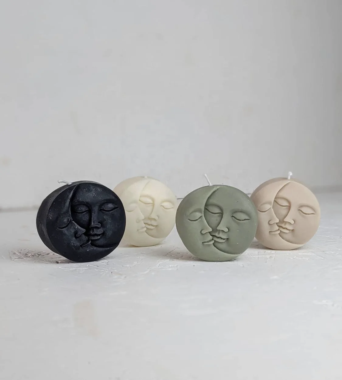 Factory Wholesale Price Low MOQ Handmade Natural Soy Wax Beeswax Moon Face Scented Candles for Christmas Home Decoration