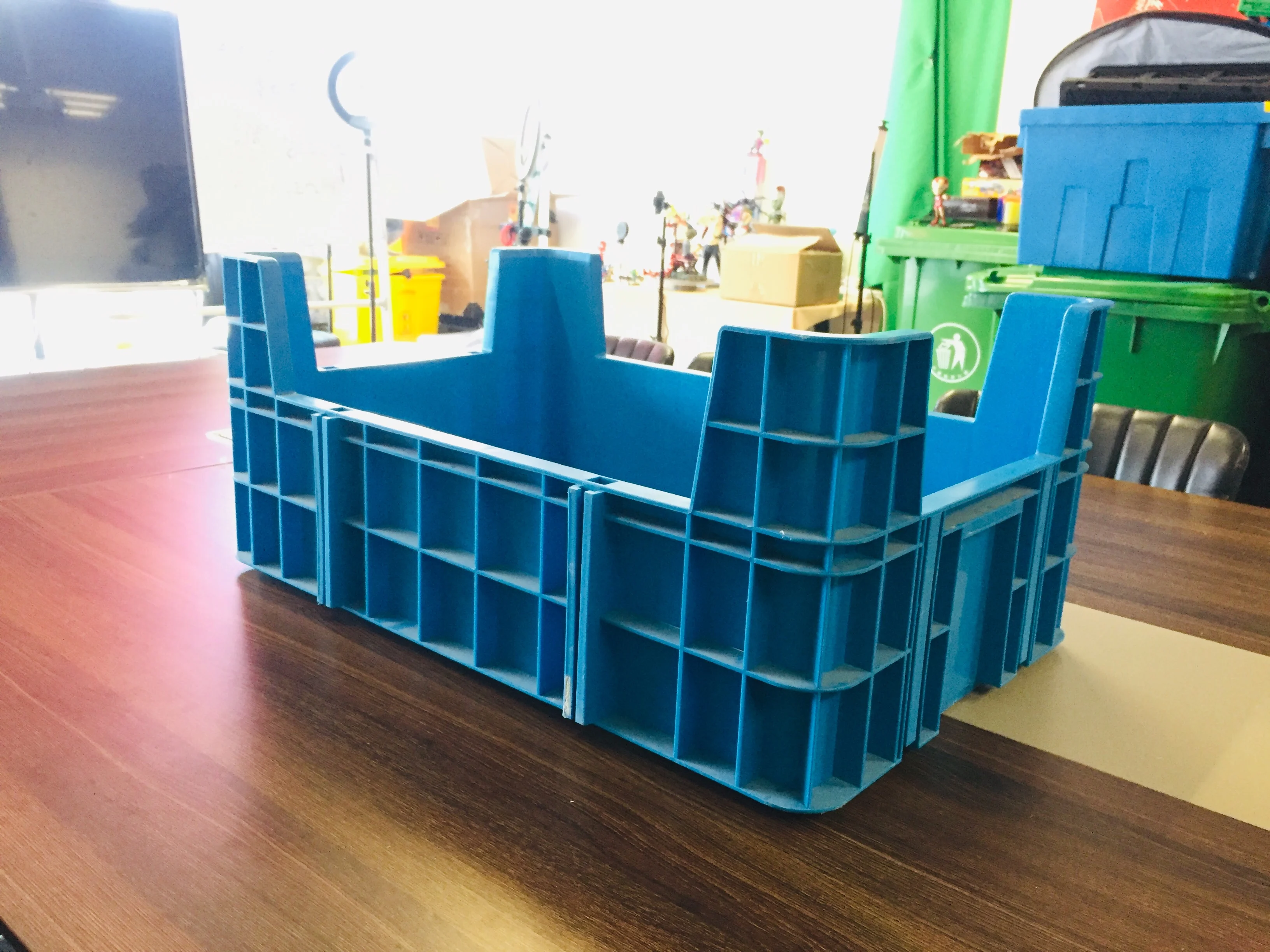 Customized Size  PP Stackable Plastic Box Four Corners Insect Breeding Box Stackable Bin Plastic Tray mealworm breeding tray
