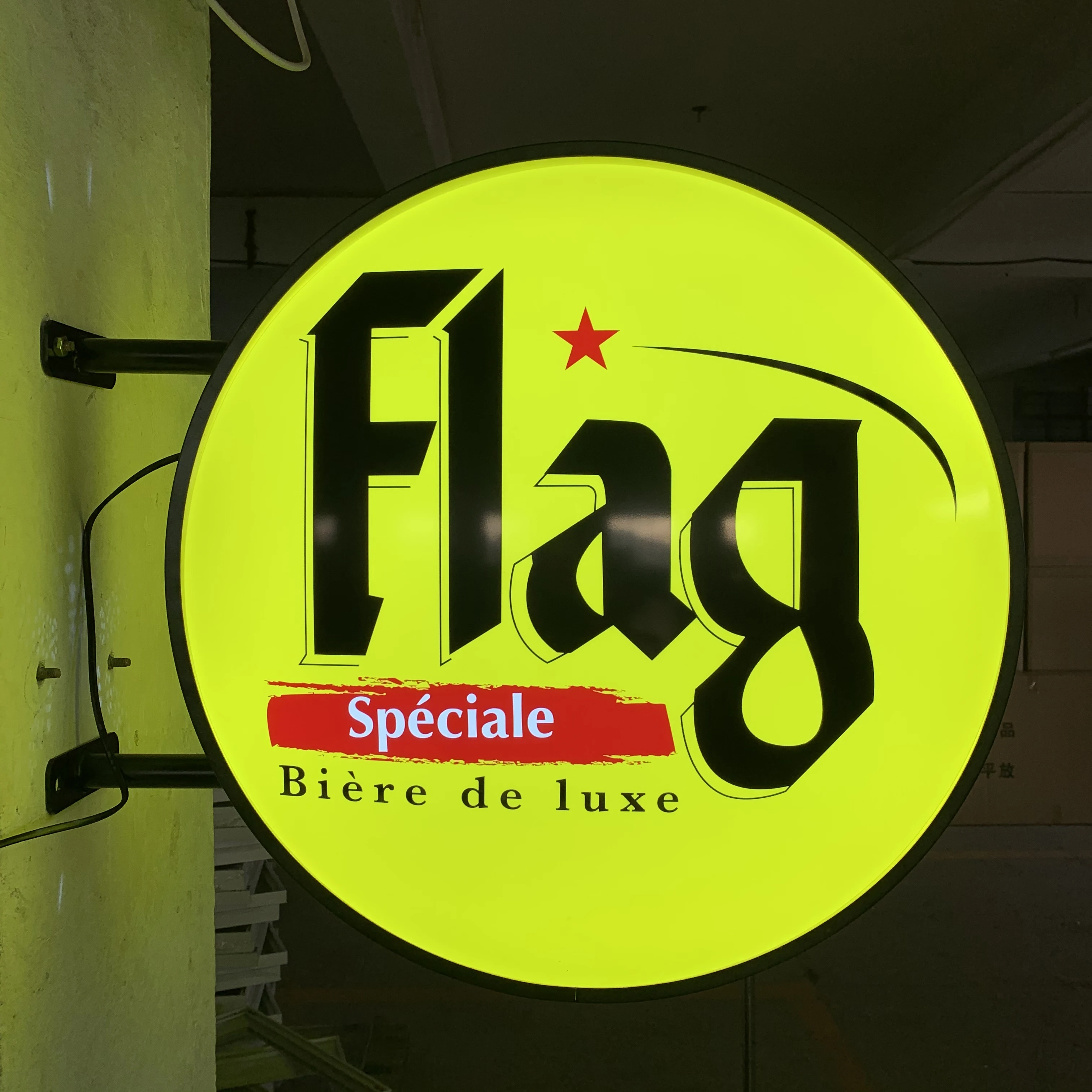 Factory custom bottle shape  pub sign LED signage wall mounted acrylic vacuum beer sign