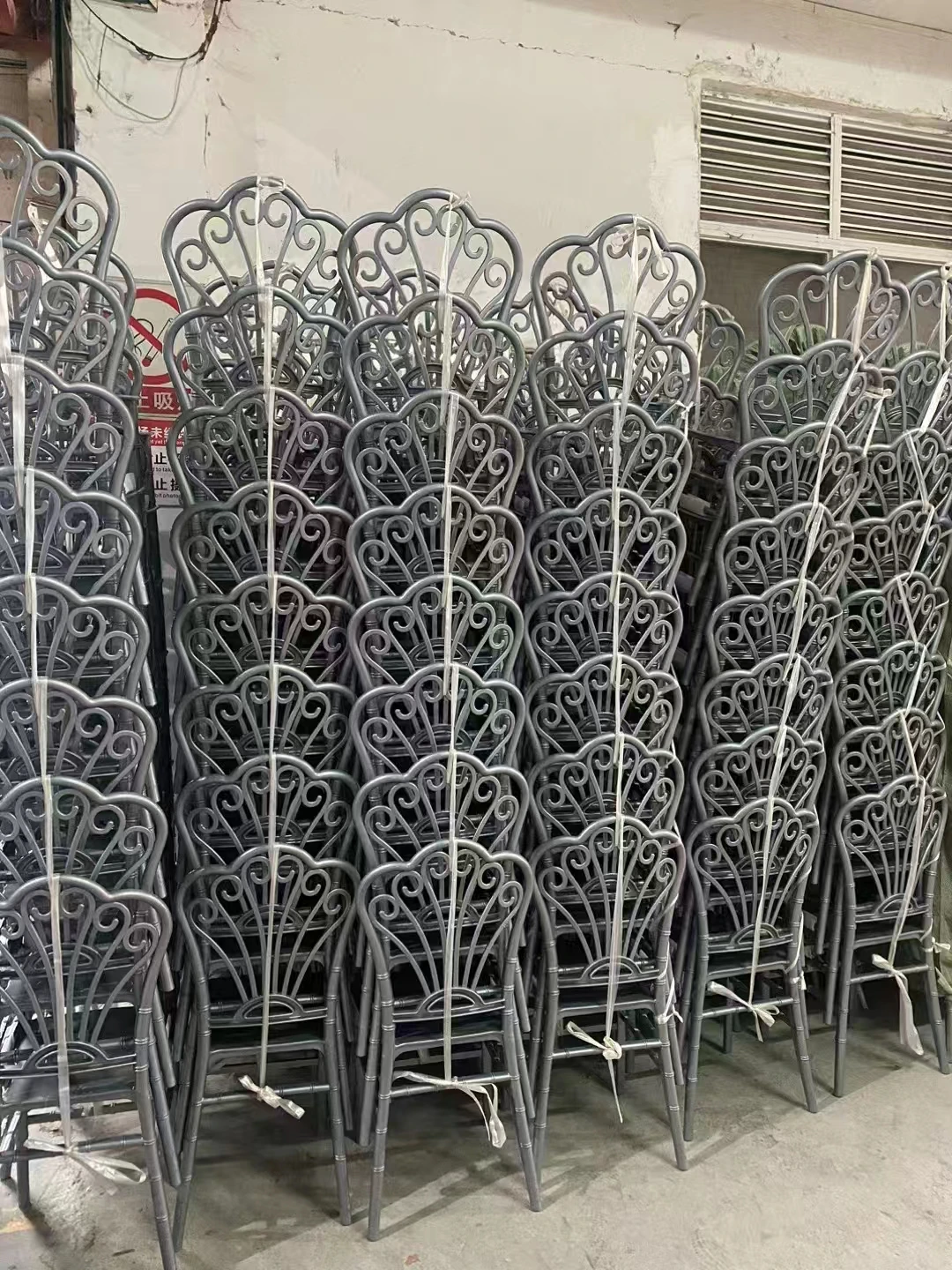 Modern White Plastic Chiavari Wedding Chair Monoblock Louis Dining Wedding Chair Chivalry Wedding Vip Chair for Sale