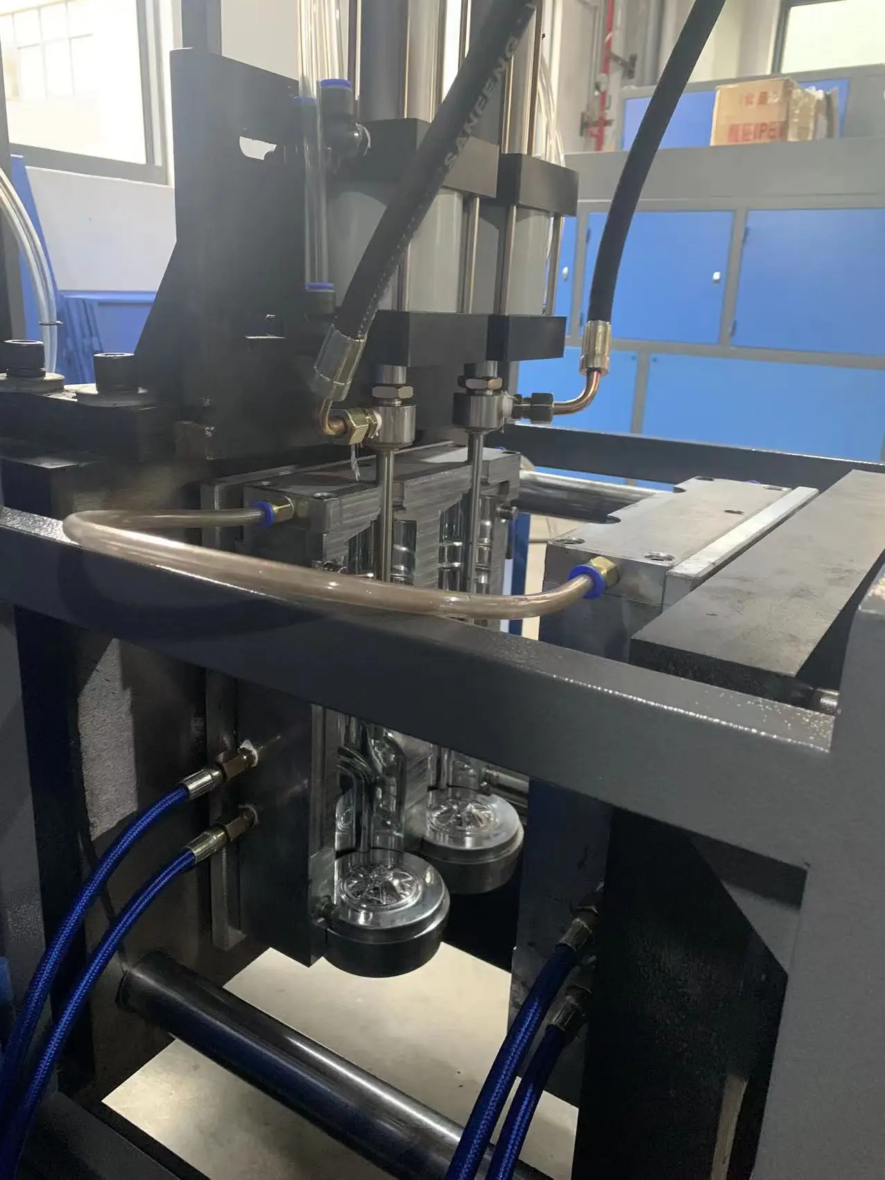 2 cavity high temperature resistant water bottle  semi blowing machine  mold auxiliary machine