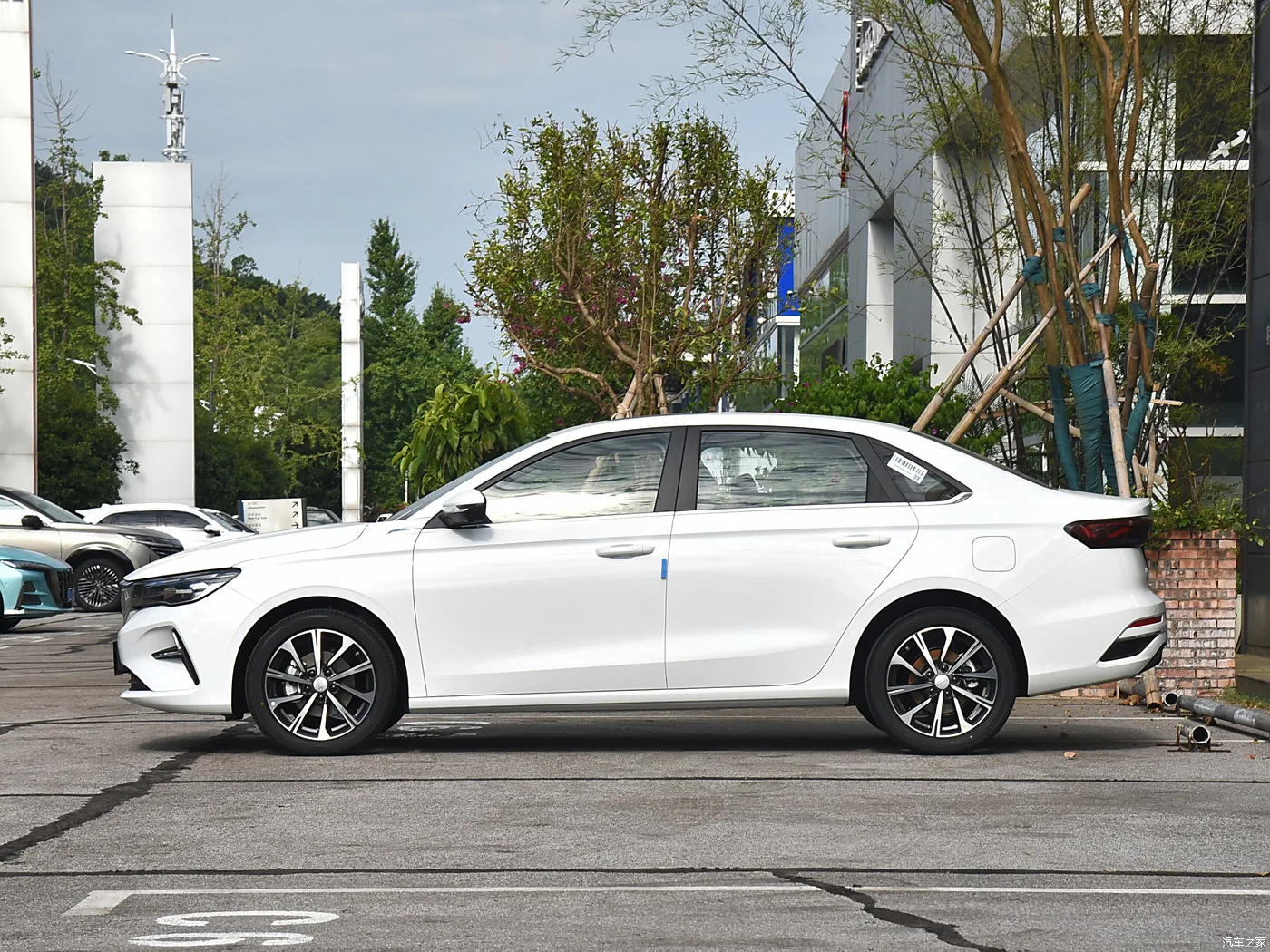 Самая популярная дешевая цена Geely Emgrand 2025 четвертого поколения 1.5L CVT флагманская версия 5-дверный 5-местный седан бензиновый автомобиль
