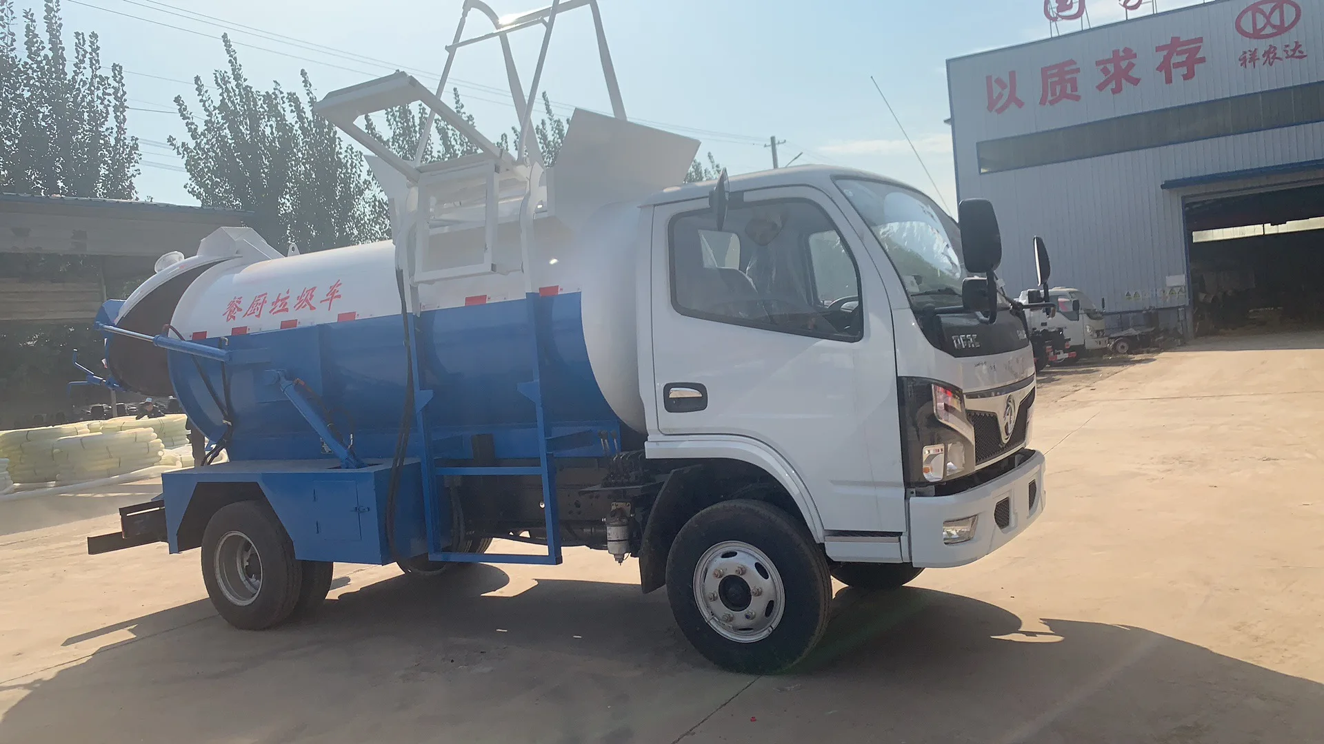 Customizable kitchen waste truck with circular highefficiency suction tank and a large capacity of 3 cubic meters for processing