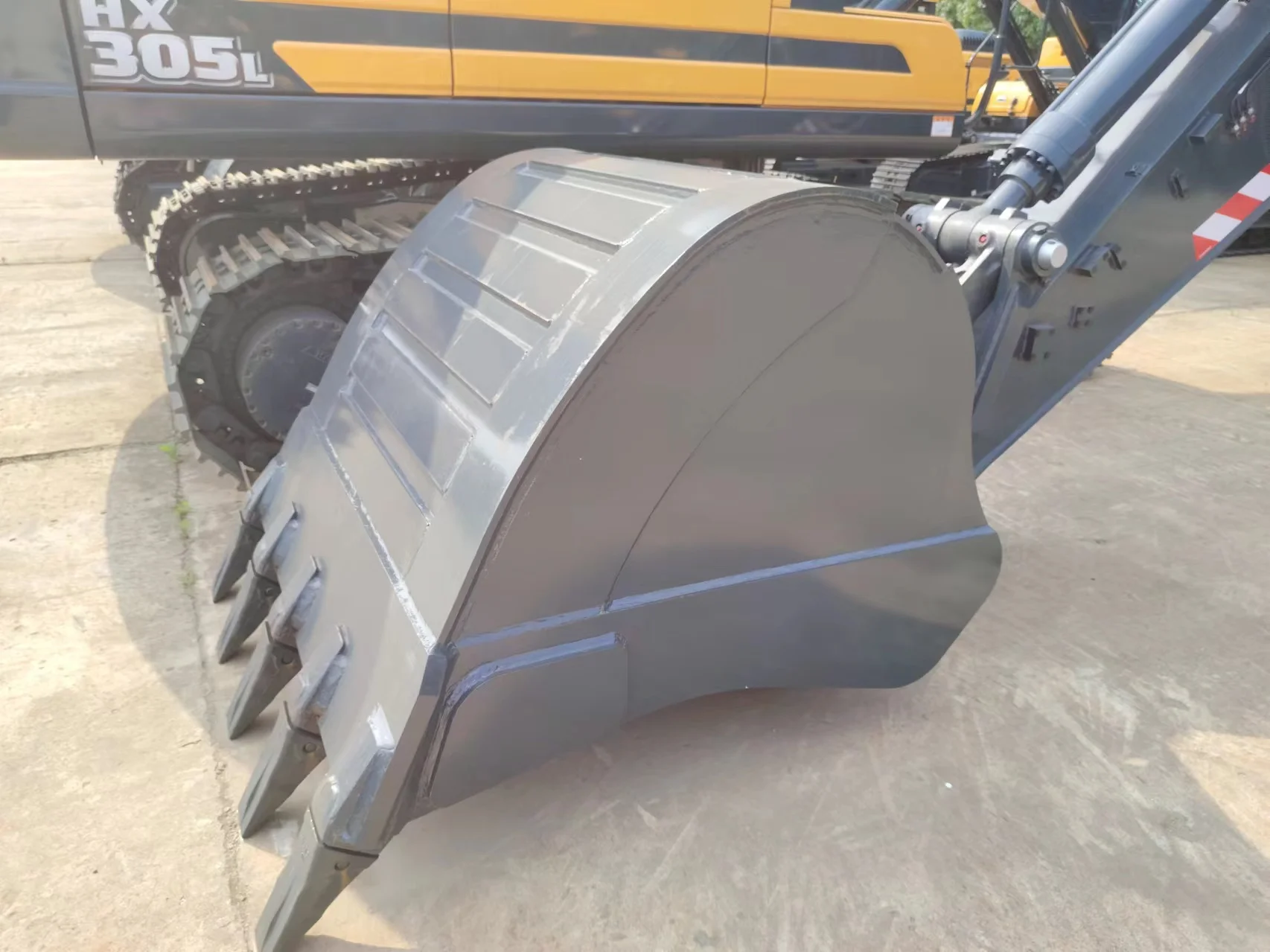 Low Price Promotion   Used Hyundai HX305L Excavator 30TON Used High Quality and Good Condition   in Stock in Shanghai