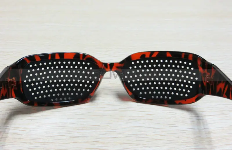Leopard Frame Fashion Pinhole Glasses