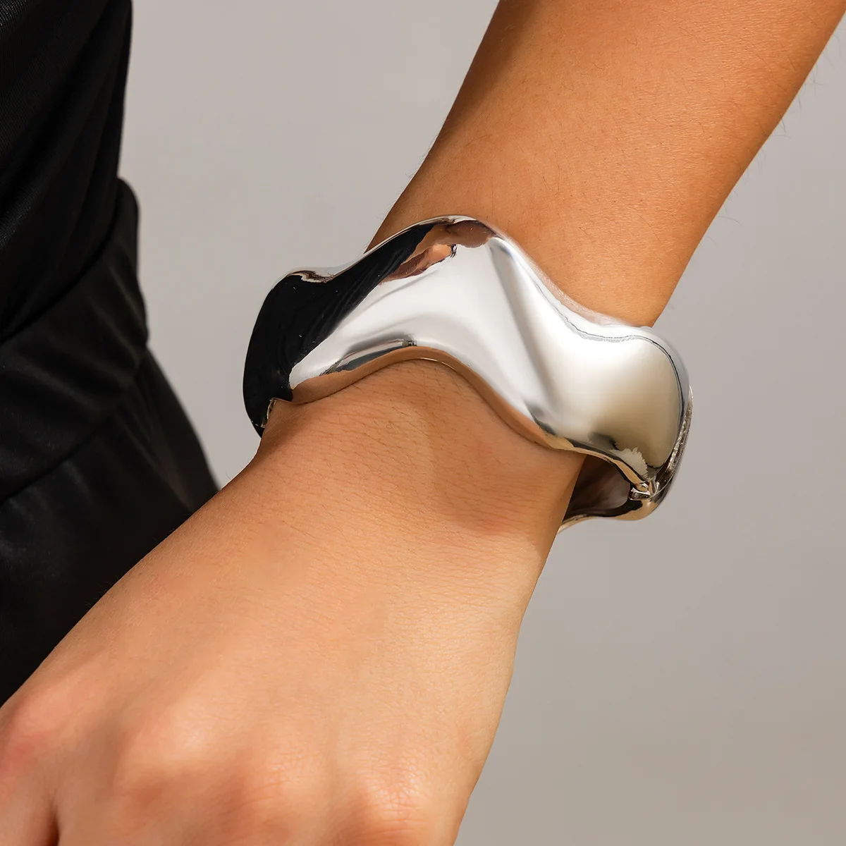 New Punk Gold Smooth Exaggeration Bangle  Geometric Feather Big Circle Bracelet For Women Jewelry