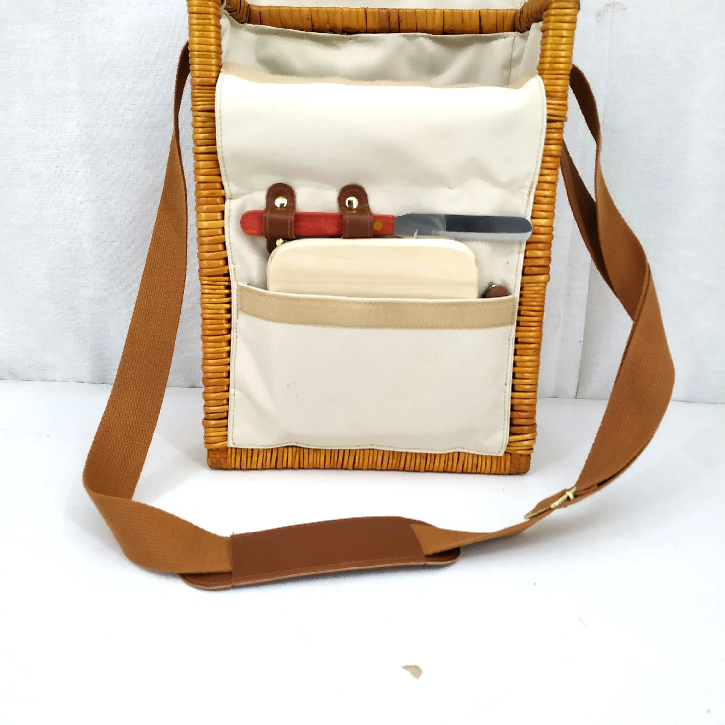 Wholesale wicker leather food and fruit storage 2 wicker bottle rack picnic basket with liner shoulder strap