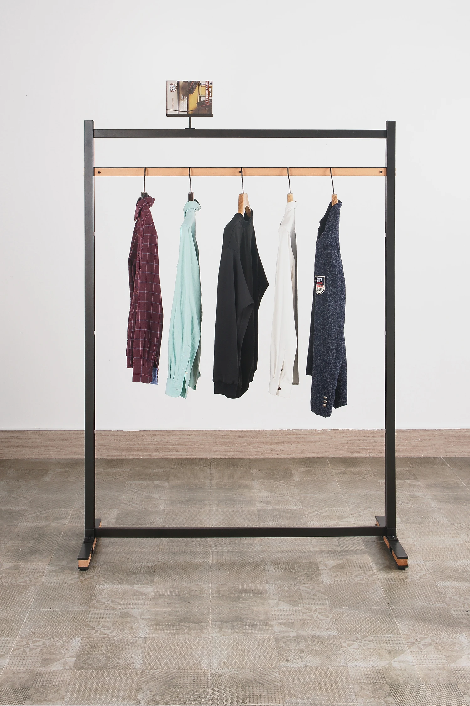 Clothing Boutique Furniture Metal and Wood Free Standing Clothes Hanging Rail Stand Apparel Display Cloth Rack