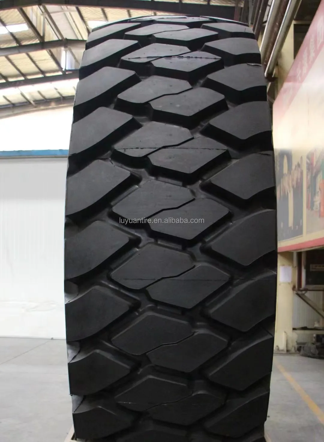 46/90R57Inclined giant tires are used in rigid dump trucks for mining machinery40.00r57