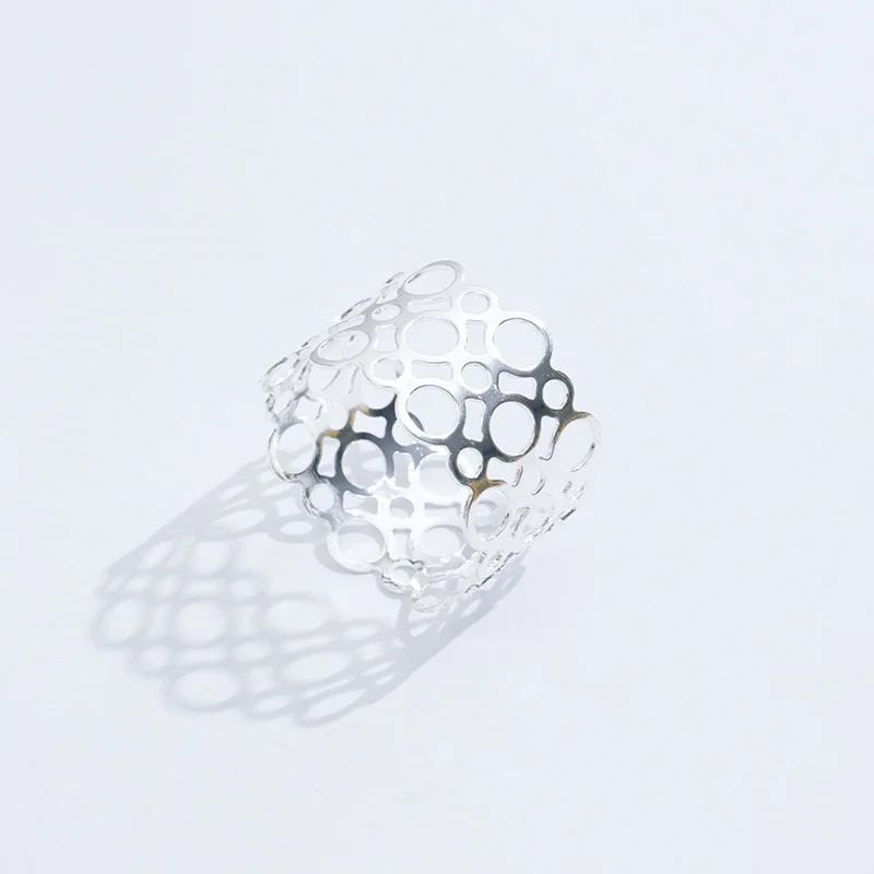 Wholesale metal round shape cheap napkin ring for wedding favors, hollow flower round napkin ring