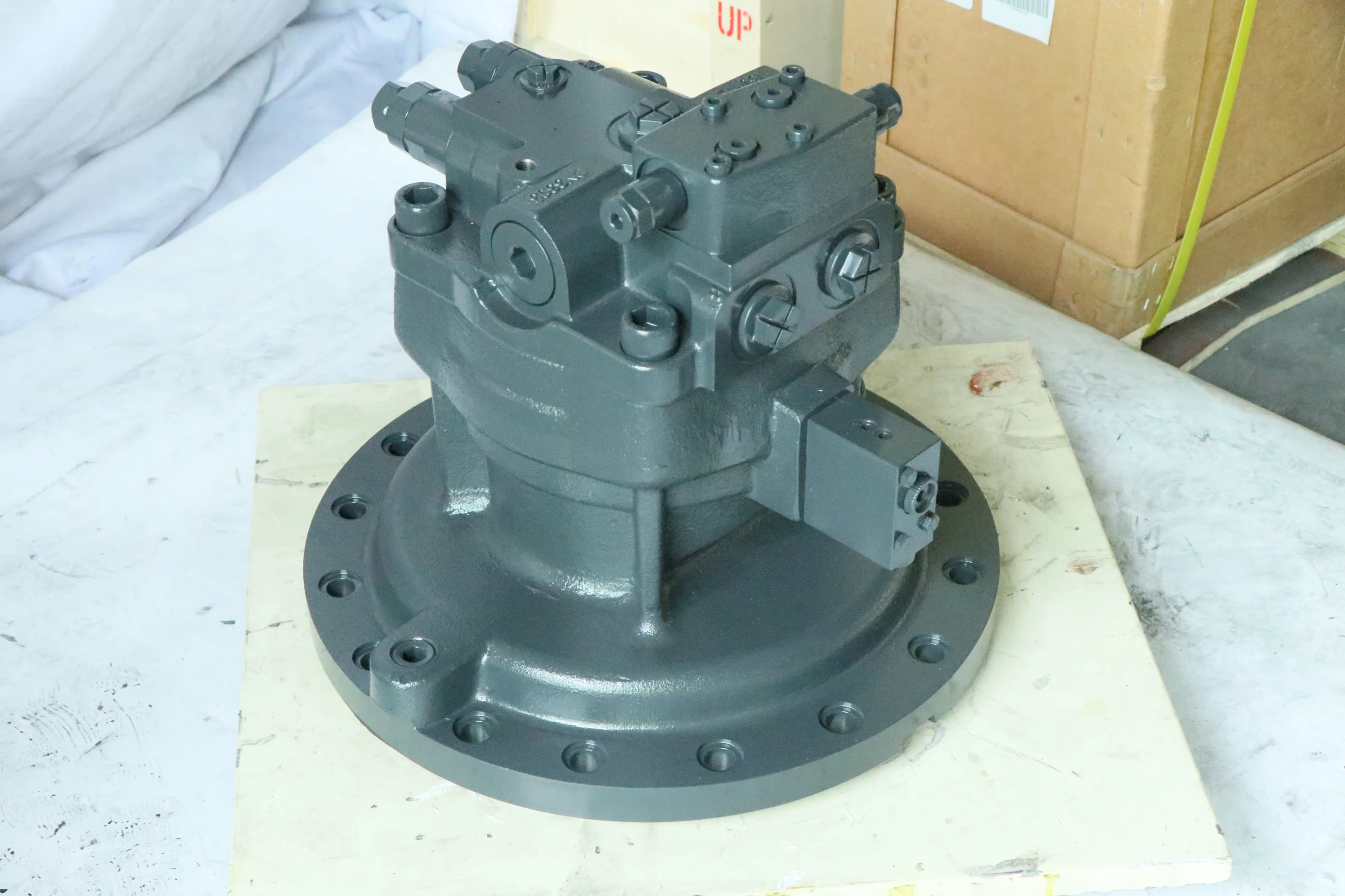 Benling is suitable for EC240excavator spare parts swing motor swing motor assembly