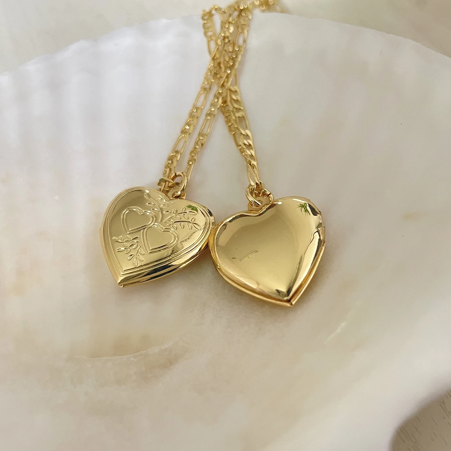 Textured Flat Figaro Chain Love Heart Locket Necklaces Hollow 18K Gold Plated Pendants for Necklaces Vintage Minimalist Jewelry
