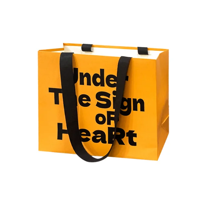 High quality Custom Small Die-Cut Handles Skincare Lipstick Beige Plain Coloured Design Beauty Packaging Luxury Paper Bags