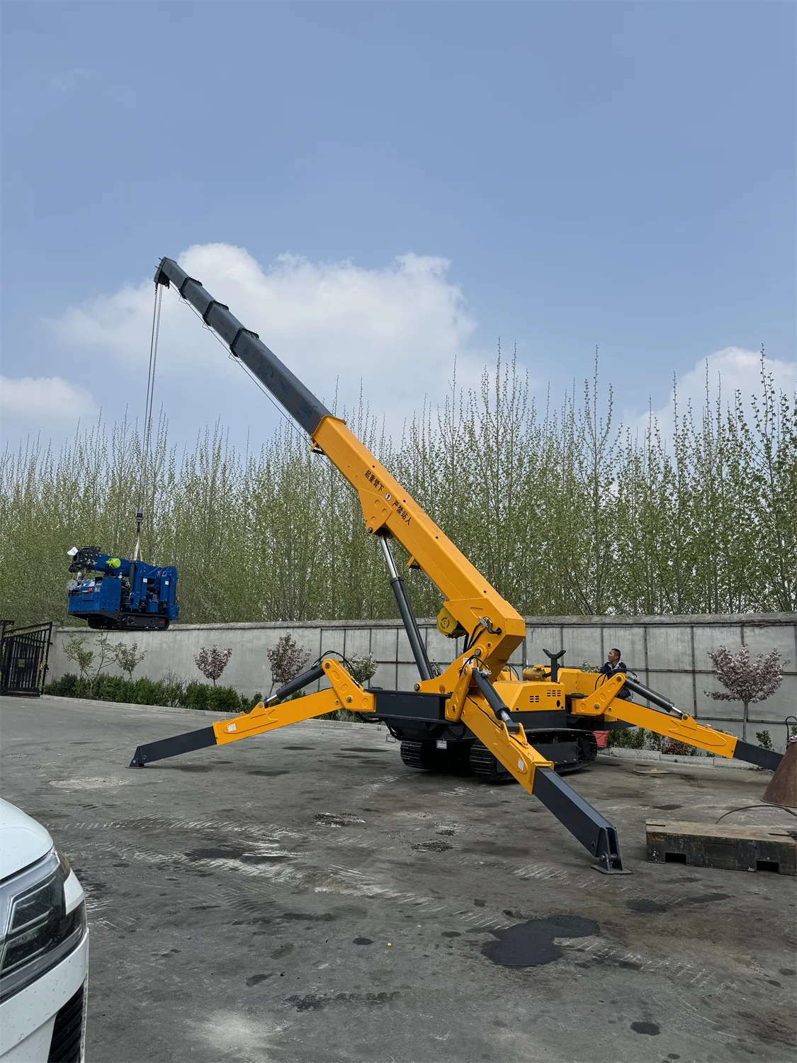 China Supply New 12 Ton Spider Knuckle Crane Crawler Lifter with Engine Gear Core Components Construction Manufacturing Plant