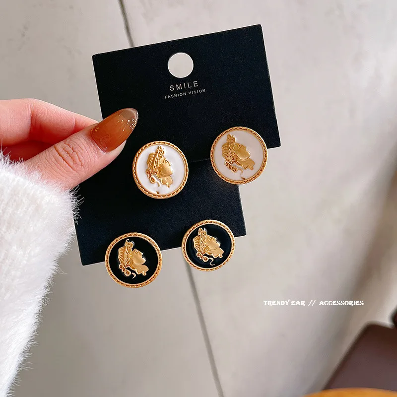 2021 Wholesale Retro Button Portrait Stud Earrings Design Custom Wholesale Jewellery Korean Woman Earring Drop Shipping