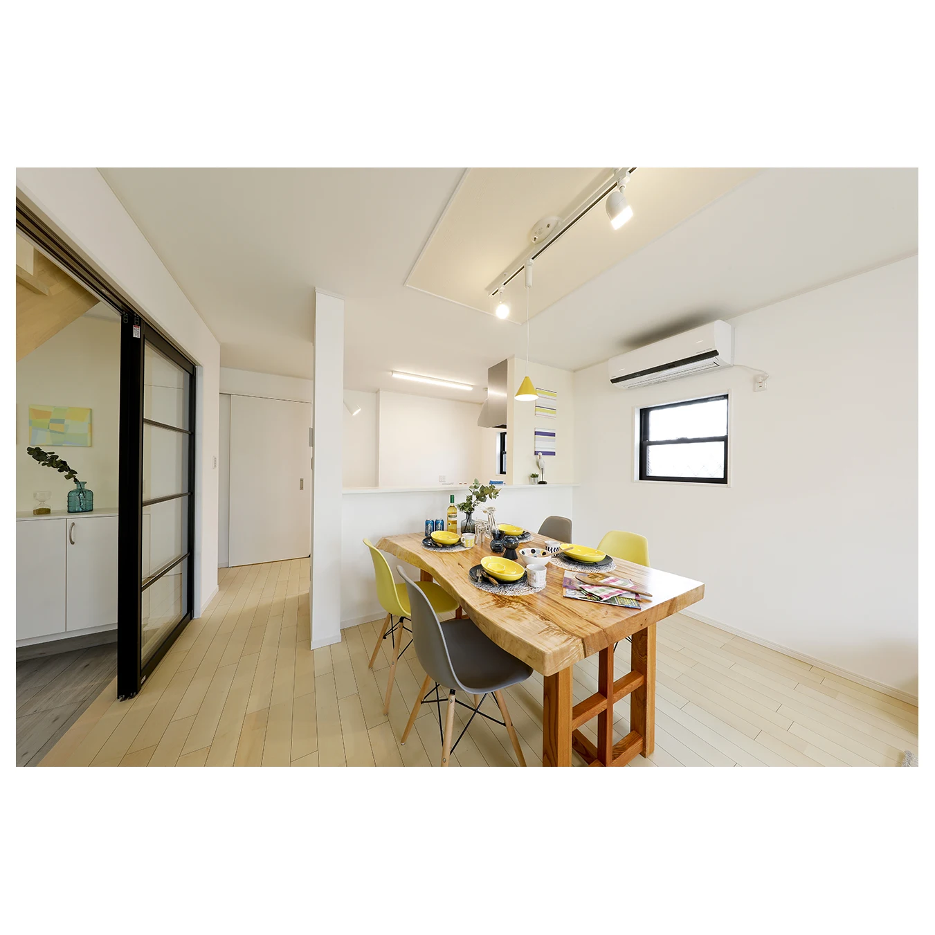 
Традиционный прямоугольный деревянный обеденный стол Tochi с одной тарелкой 