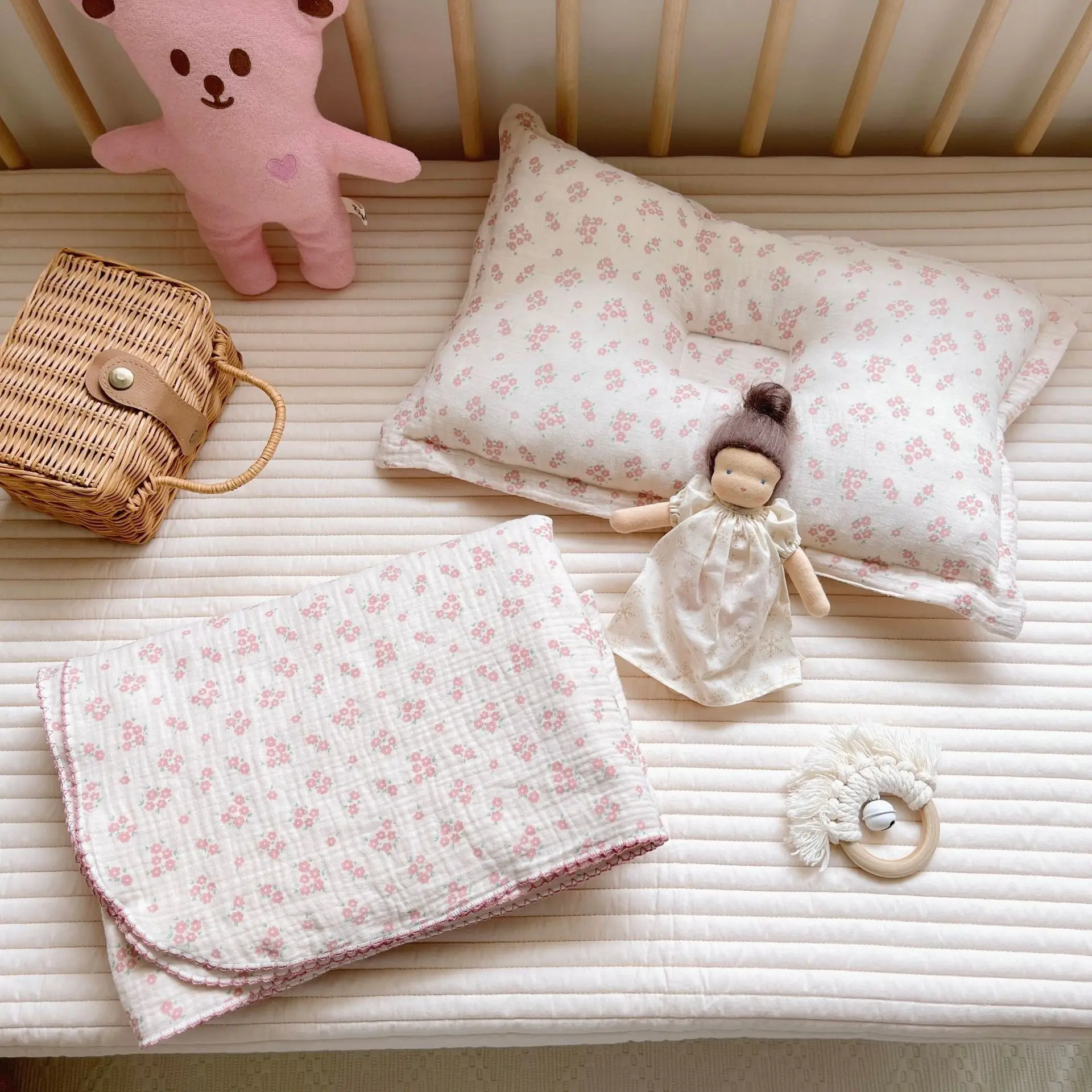 Custom  4 Layer Fluffy Pink Rose Swaddle Baby Muslin Cotton Border Bed Set Blanket Swaddle Cotton Blanket For Baby Girl