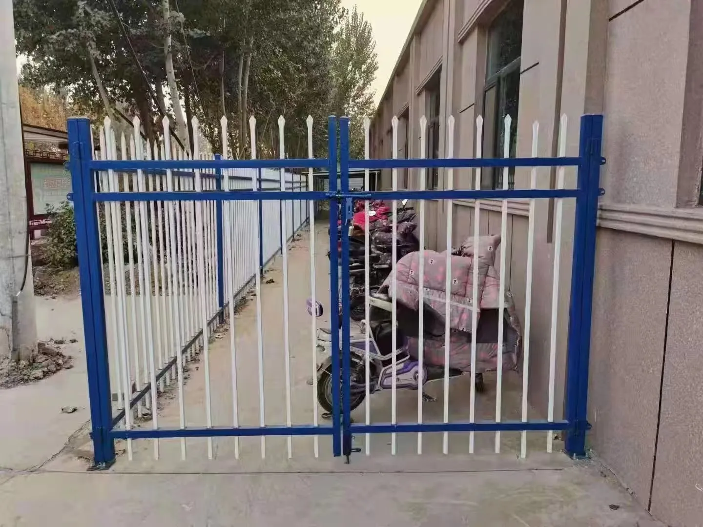 Высокое качество Китай открытый двор декоративные кованые железные дома ворота и ограждения перила панели металлические не копать алюминиевый забор