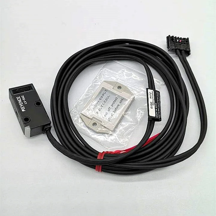 KEYENCE  LV-S62  Ultra-small Digital Laser Sensor    Parallel light area     New original