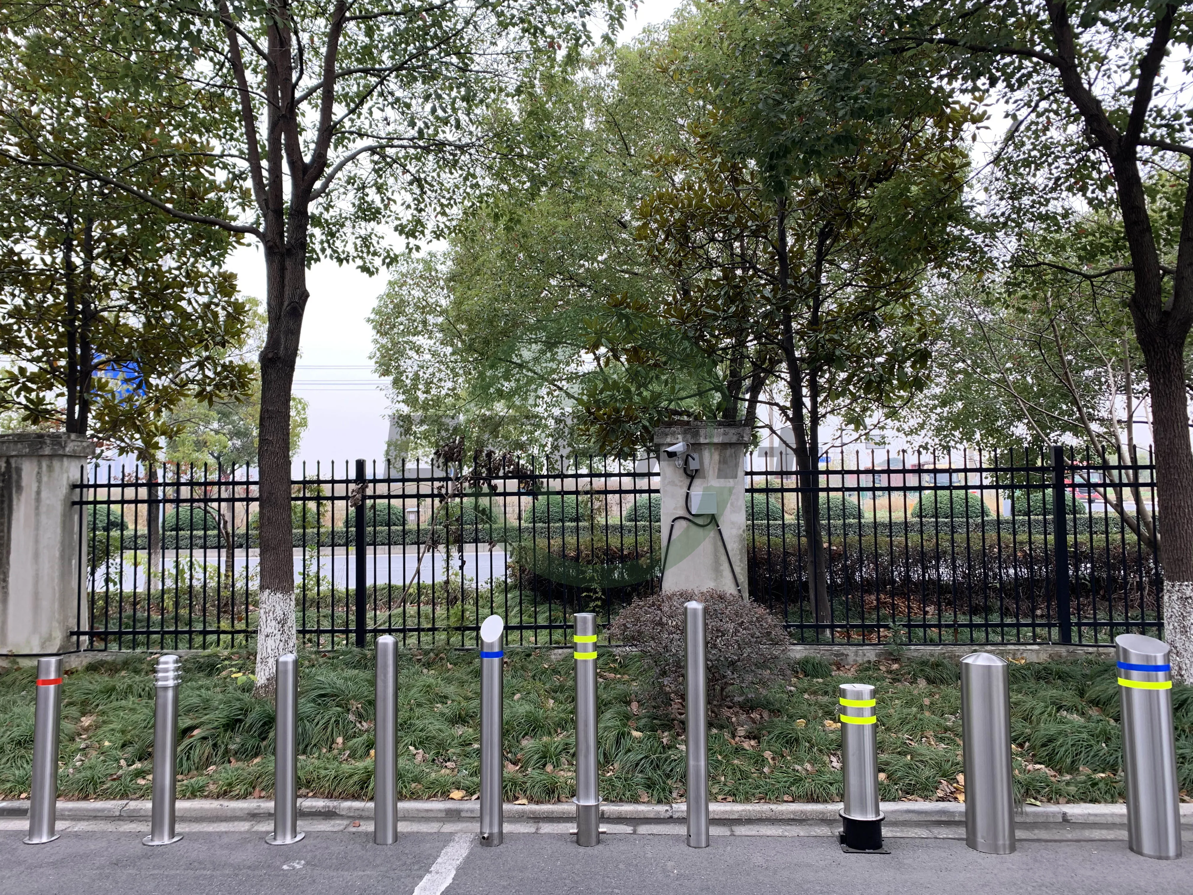 2024 Modern Patio Stainless Steel LED Traffic Security Light Bollards for Parks