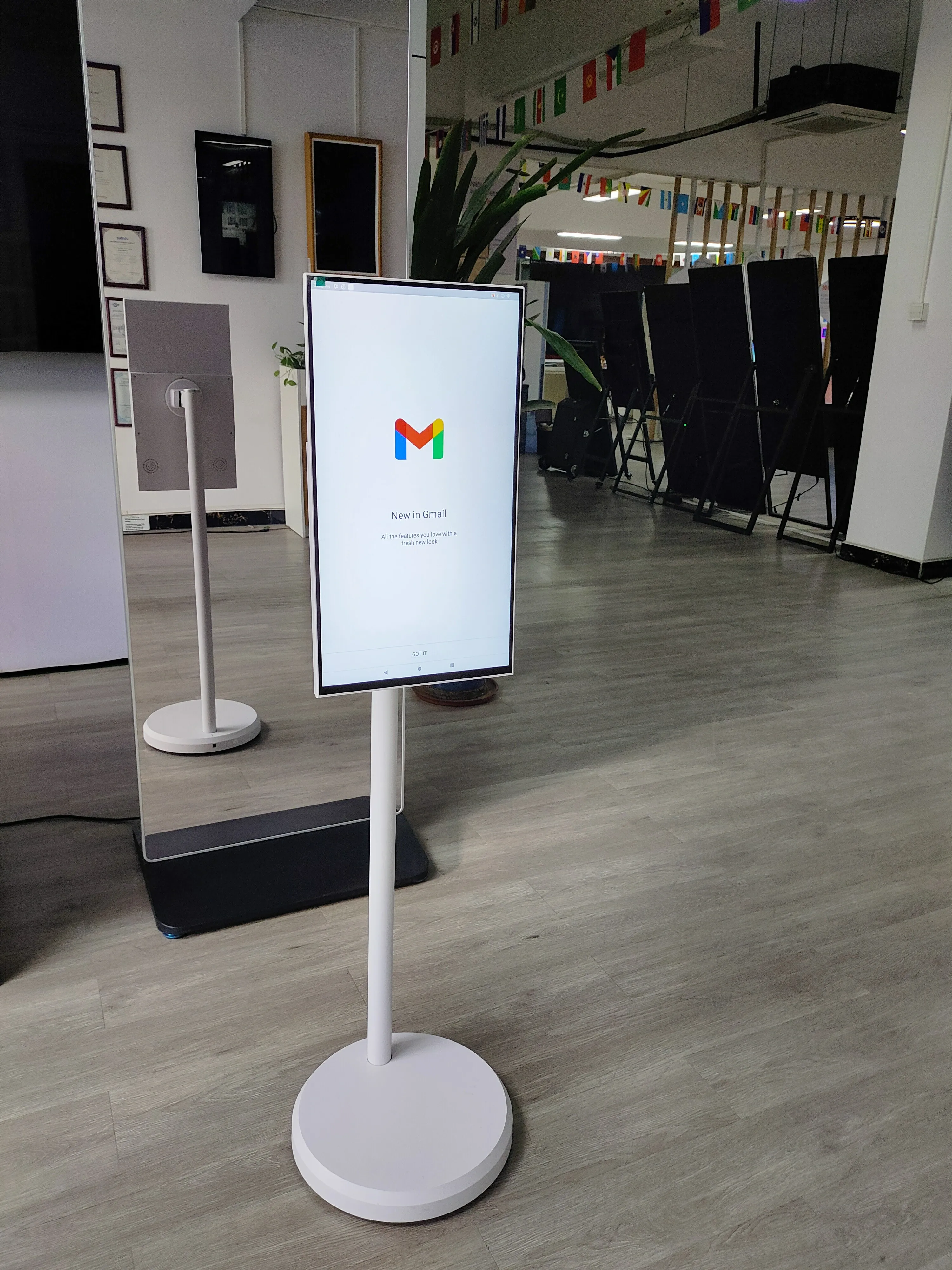 5H/9H Long Battery Life 21.5 24 27 32 inch Android Smart Interactive Touch Screen Mobile Wireless Portable TV on wheels